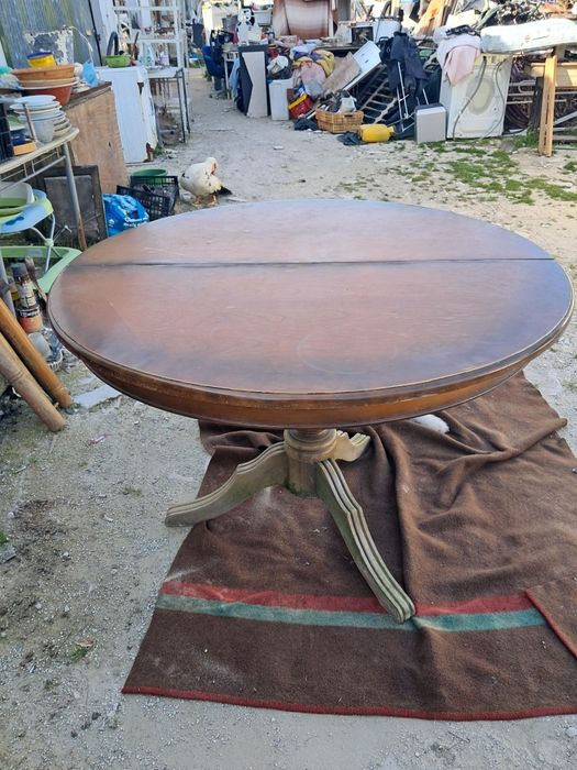 Mesa redonda em madeira com duas cadeiras