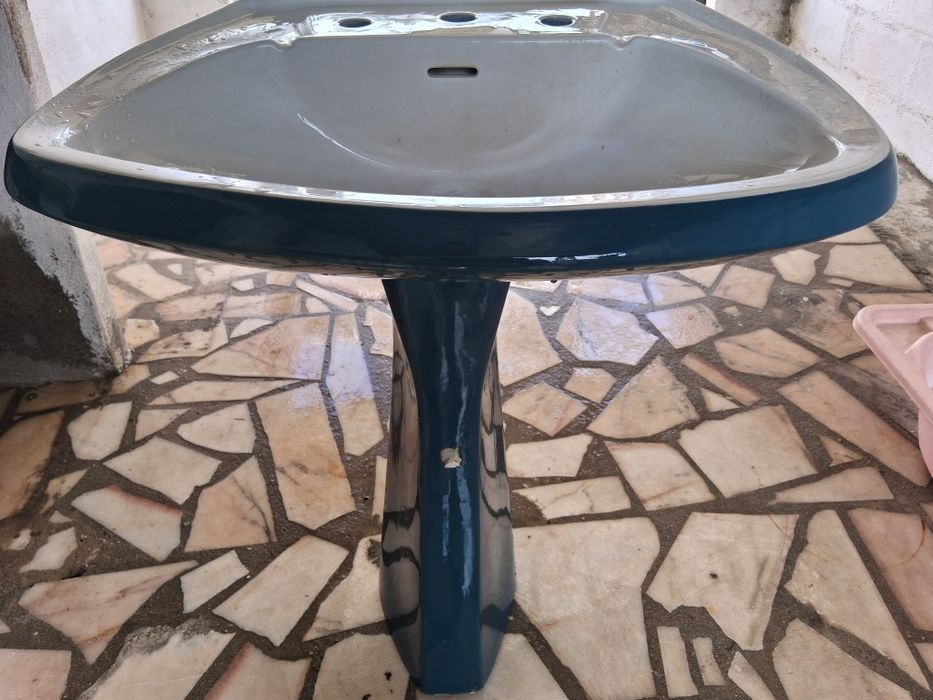 Lavatório azul e branco