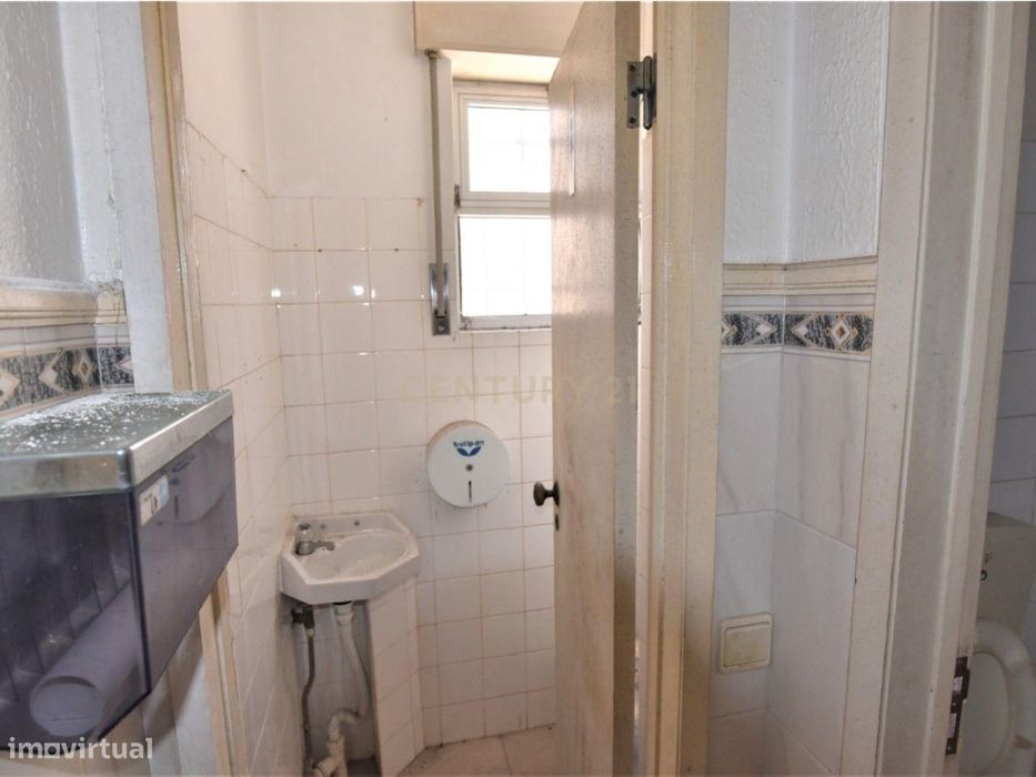 Prédio - Apartamento + Espaço Comercial - Centro Histórico da Nazaré