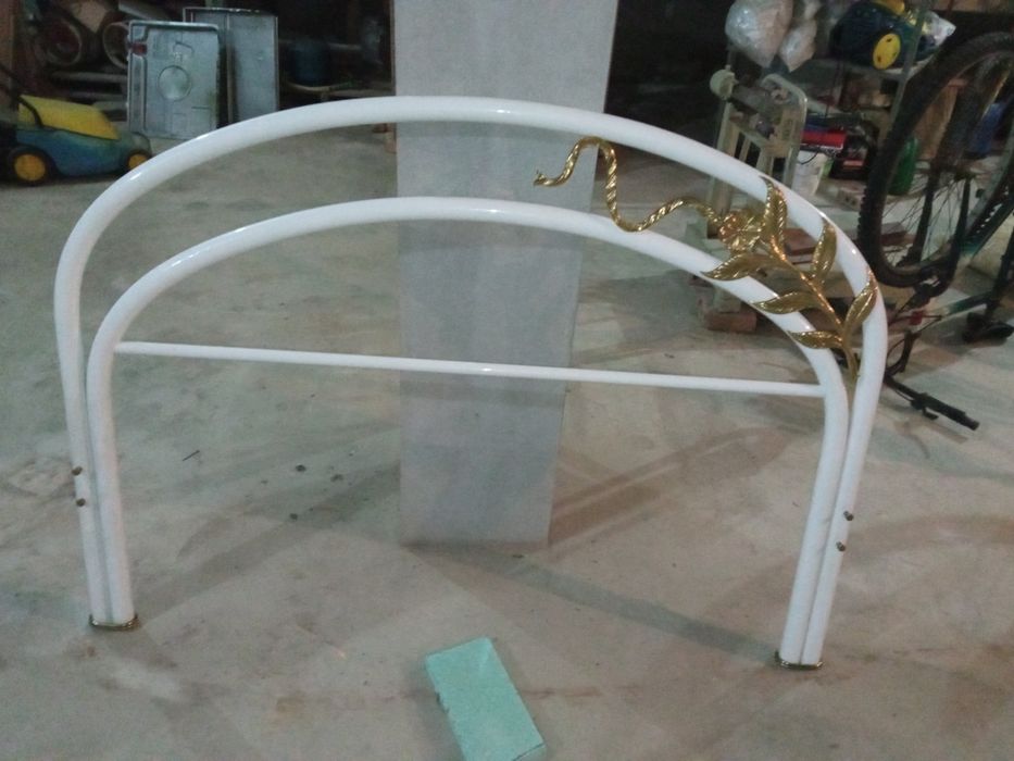 Cama de ferro lacada em branco