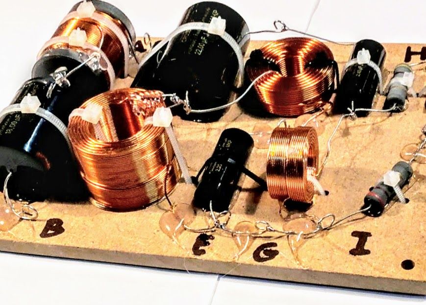 Kolumny Altus 140 zwrotnica głośnikowa high-end II rzędu.