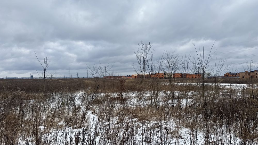 Ділянка біля котеджного містечка, поруч розвинена інфраструктура