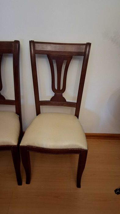 Cadeiras em castanho como novas.