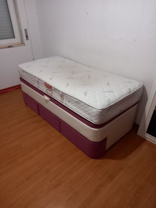 Sommier com estrado elevatório + 2 colchões  + comoda com toucador