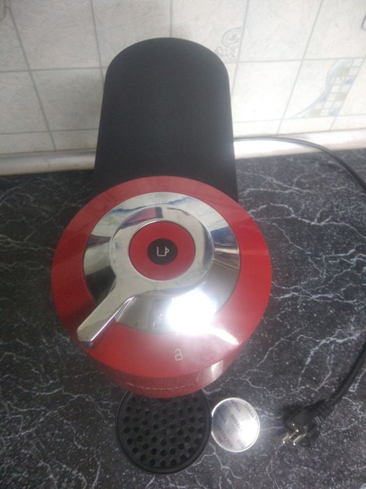 Кофемашина Vertuo Next Cherry Red. В гарному стані, повністю робоча.