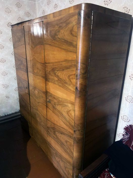 Шпонована шафа шкаф на ніжках ретро вінтаж