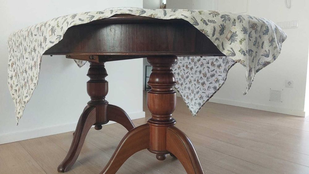 Mesa de madeira estilo clássico extensível