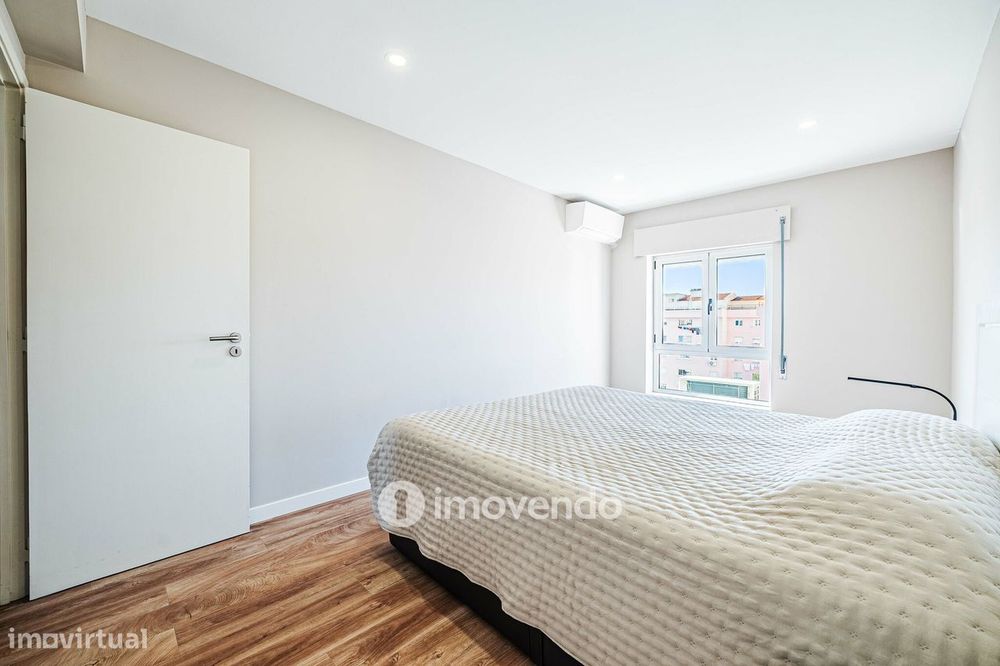 Apartamento T2 com boas áreas e muita luz natural, em Telheiras