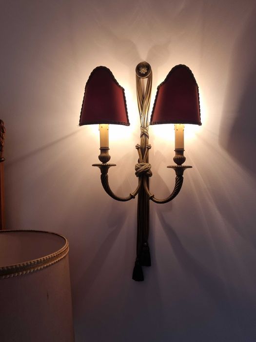 Par de Apliques de Parede Clássicos – Bronze e Veludo Bordeaux