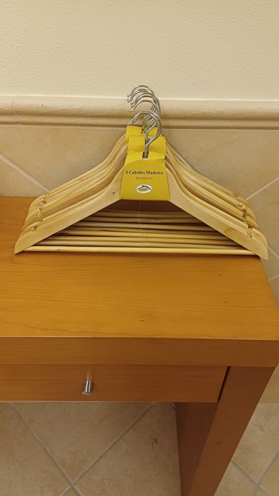 Conjunto 9 cabides madeira novos