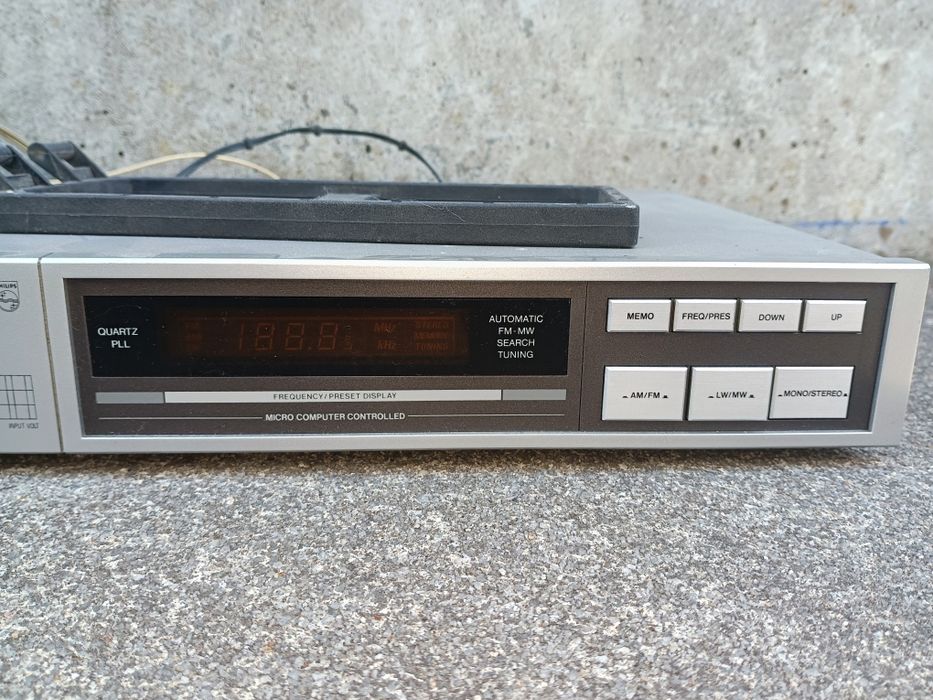 Aparelho sintonizador de rádio clássico (tuner) da marca Philips, modelo FT144
