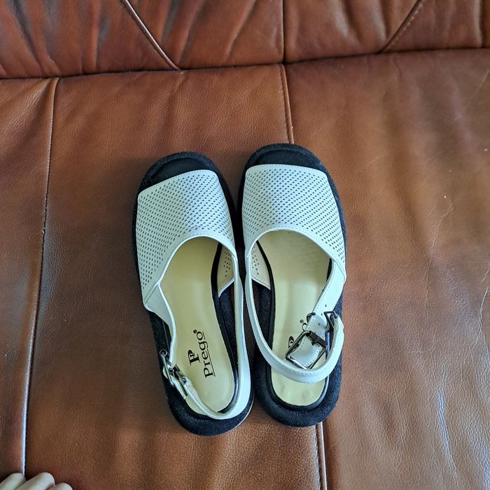 Продам босоніжки Prego