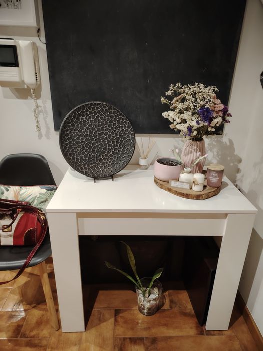 Mesa de jantar extensível. Cor branca.
