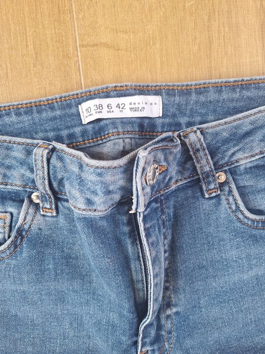 Jeansy z rozdarciami Denim Co. 38