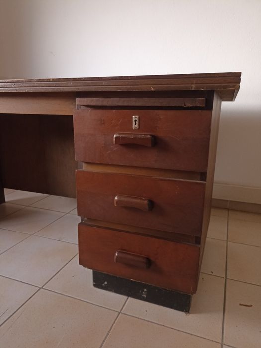 Secretaria de madeira antiga com tampo de vidro