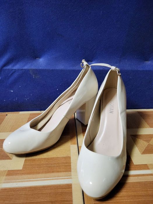 Продам лакіровані туфлі