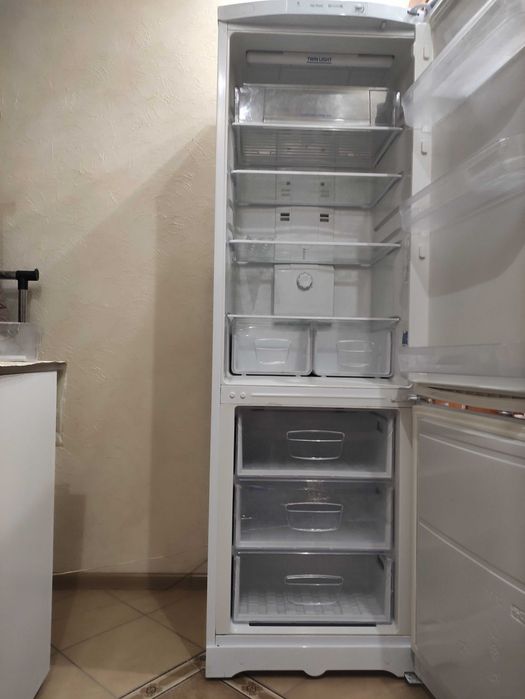 Продам холодильник Indesit BIAA 18 NF (UA) у хорошому робочому стані