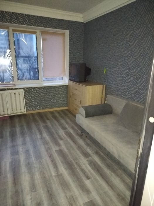 Комунальна квартира в оренду — метро 15 хв, для 1–2 осіб.