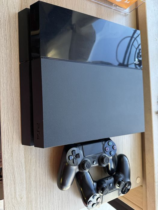 Playststion 4 500gb e 2 comandos