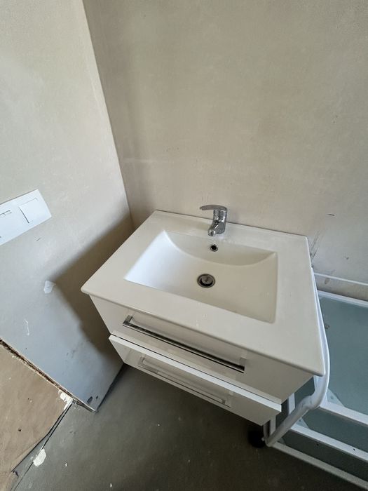 Szafka z umywalką z baterią 62x43