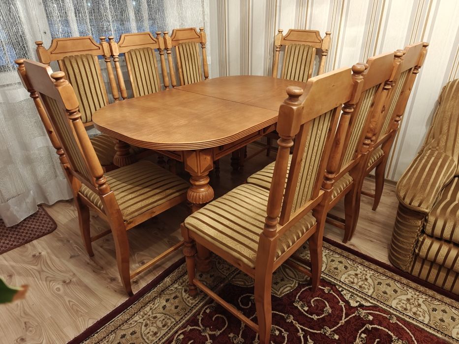 Stół jadalniany z krzesłami