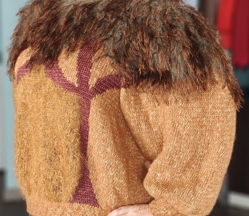 Sweter z puszystych włóczek o teksturze futerka