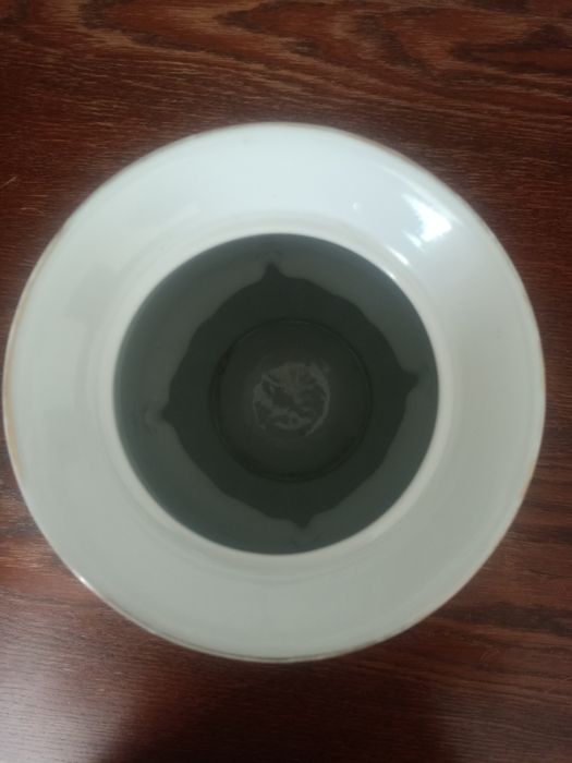 Продам фарфоровую вазу Румыния