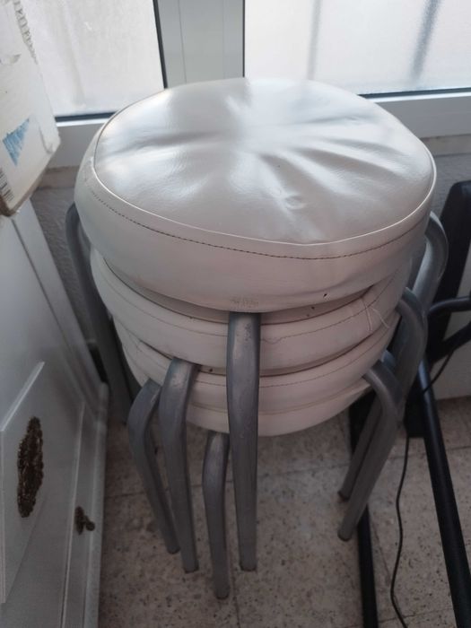 Mesa de cozinha com 4 bancos