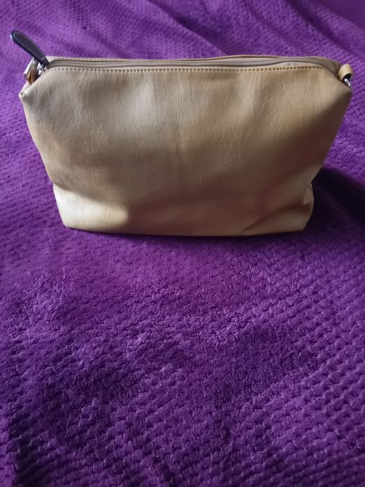 mala ou bolsa de mão em pele (couro) de cor castanho claro ou bege da Parfois