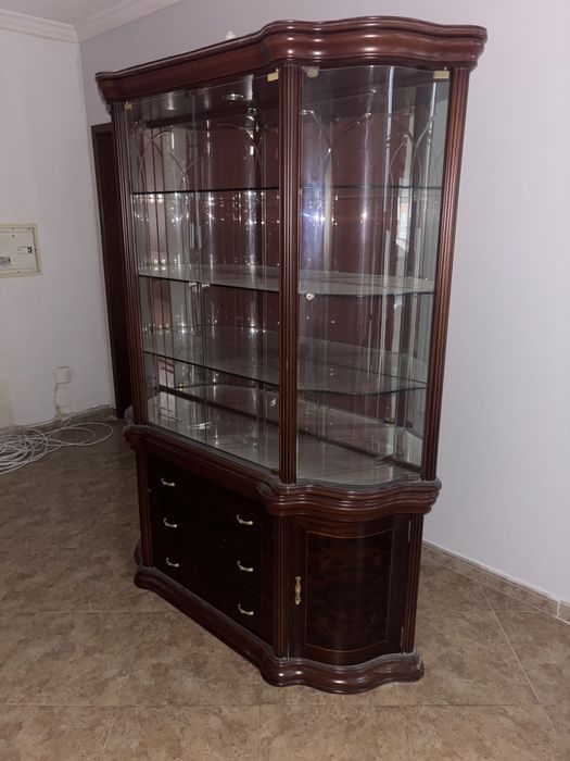 Vitrine em madeira mogno