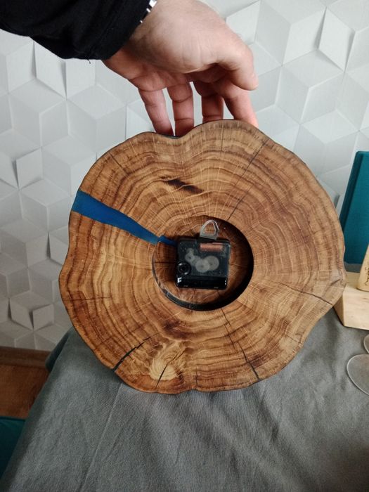 Zegar ścienny z plastra dębu.