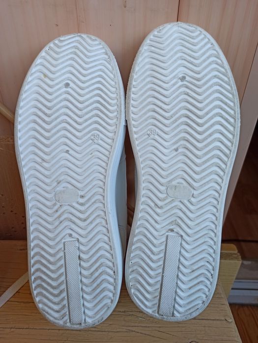 Кросівки шкіряні 38 розмір