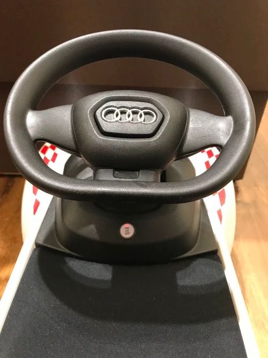 Jeździk dziecięcy autko samochodzik AUDI biały używany