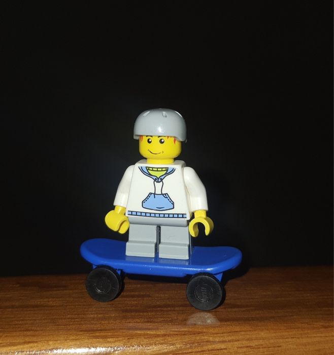 minifigurka Lego City street skater deskorolka