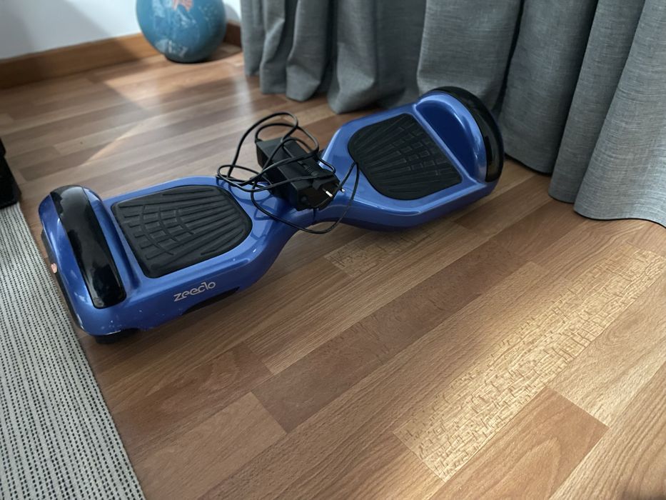 Hoverboard azul e com carregador