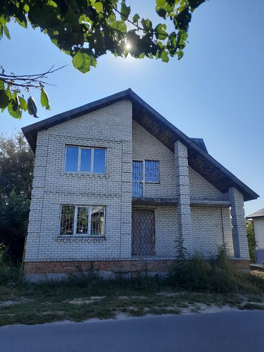 Двоповерховий будинок в мальовничому місці