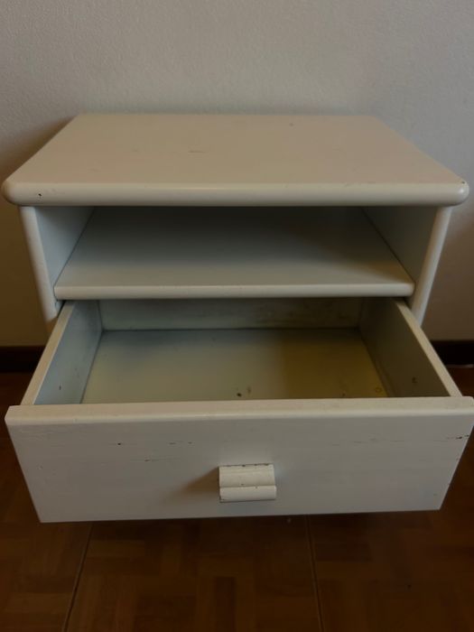 Mesa de cabeceira um pouco danificada de qualidade