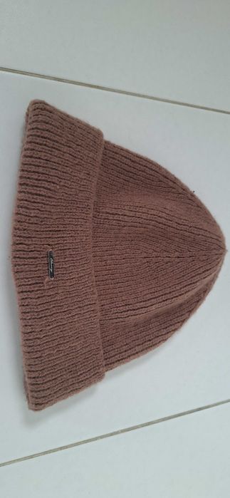 Czapa w modnym kolorze brąz