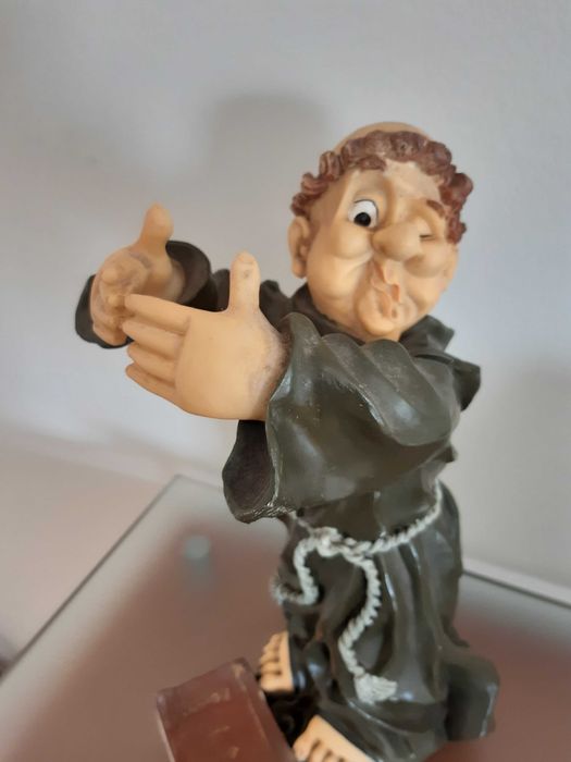 Curiosa Escultura de Frade Franciscano