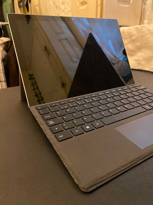 Microsoft Surface Pro 5 (i5 / 8GB RAM / 240GB SSD) + Capa Teclado