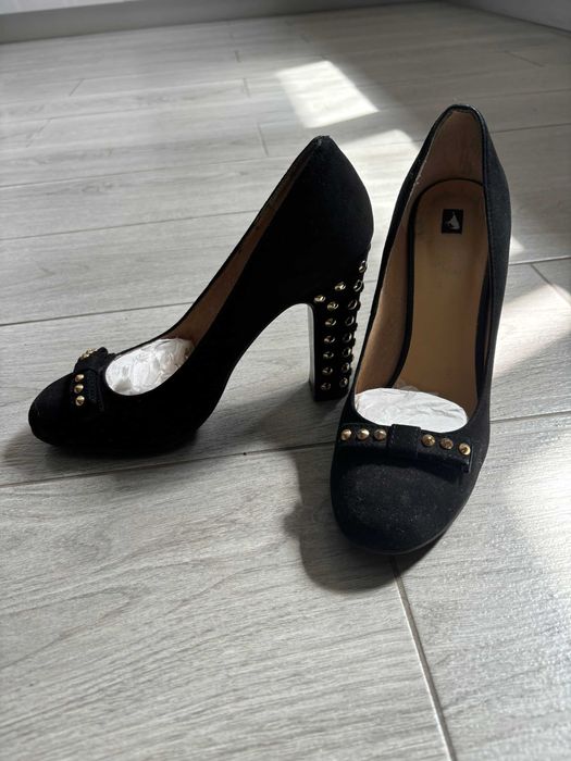 Стильні туфлі на підборах з кнопками від L'Carvari