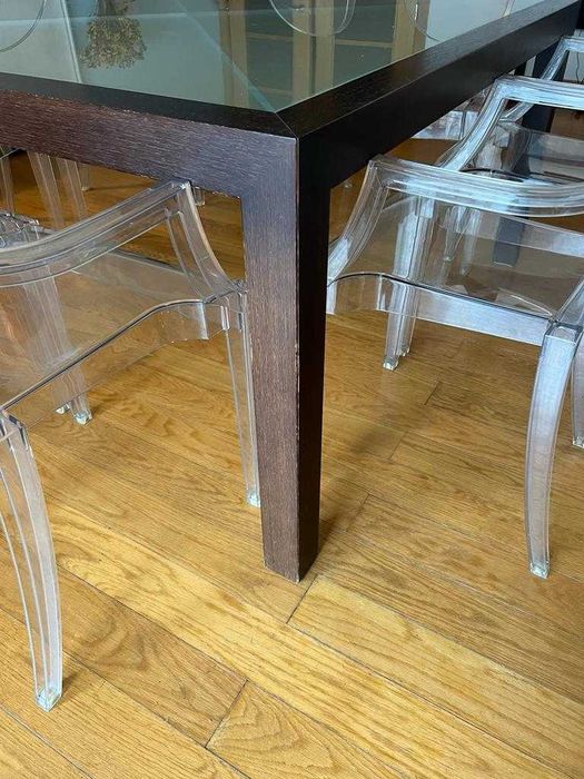 Aparador e mesa em madeira Wengue e vidro da Dimensão Móveis Alvalade