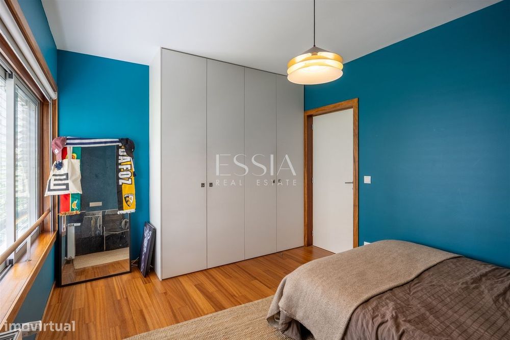 Apartamento T4+1 em Serralves com garagem