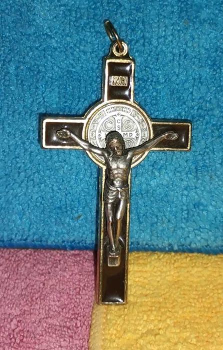 Crucifixo de Cristo na Cruz, Peitoral em Metal e Esmalte