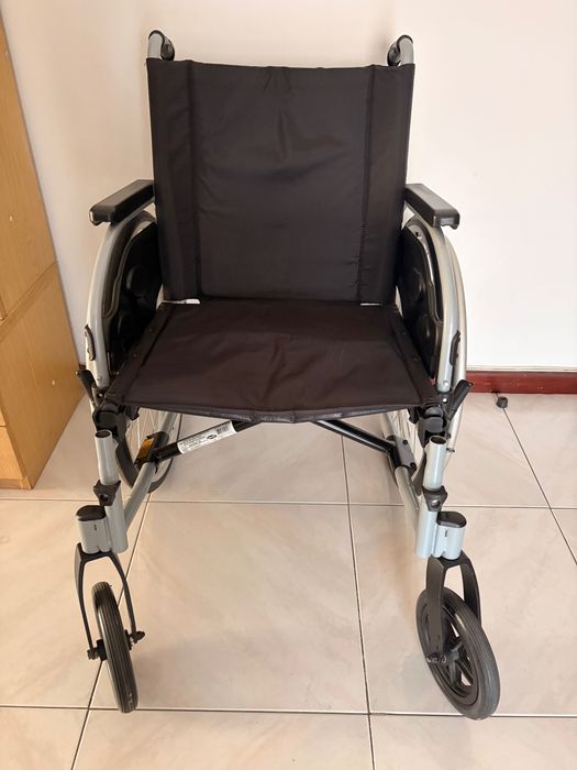 Cadeira de Rodas Invacare em Alumínio – Muito Bom Estado