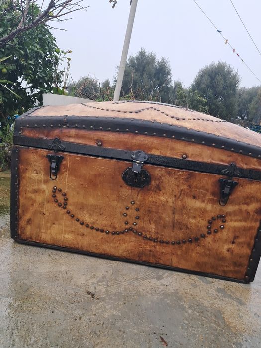 Arca antiga forrada a pele  medidas altura 0.60 comprimento  1m l