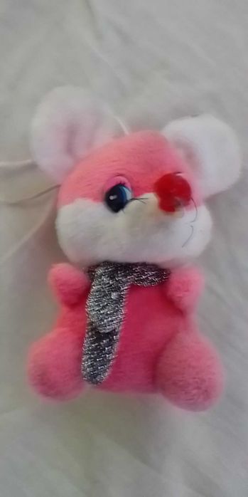 Невелика рожева поролонова іграшка мишки-ведмедика