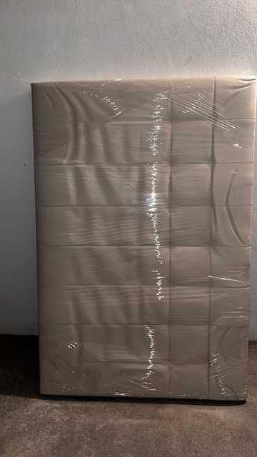 Cama/Sommier, com estrado elevatório/arrumação, em bom estado, desmontada.