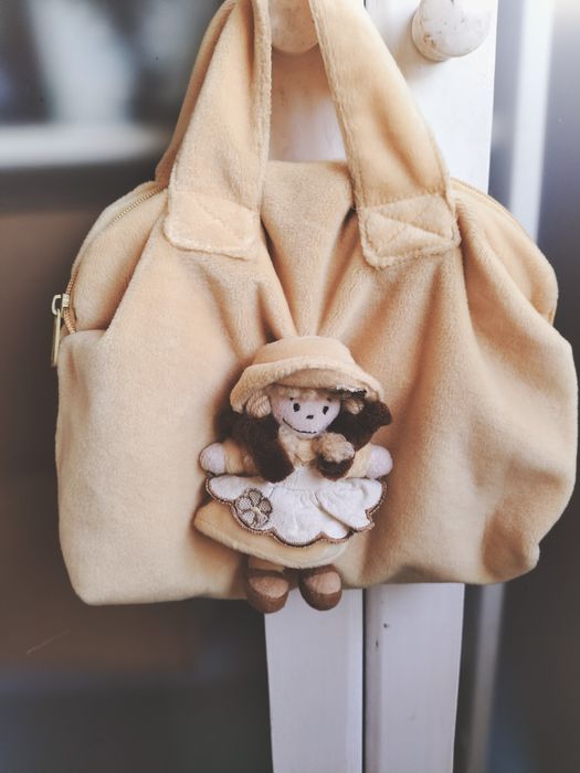 Carteira com boneca feita há mão