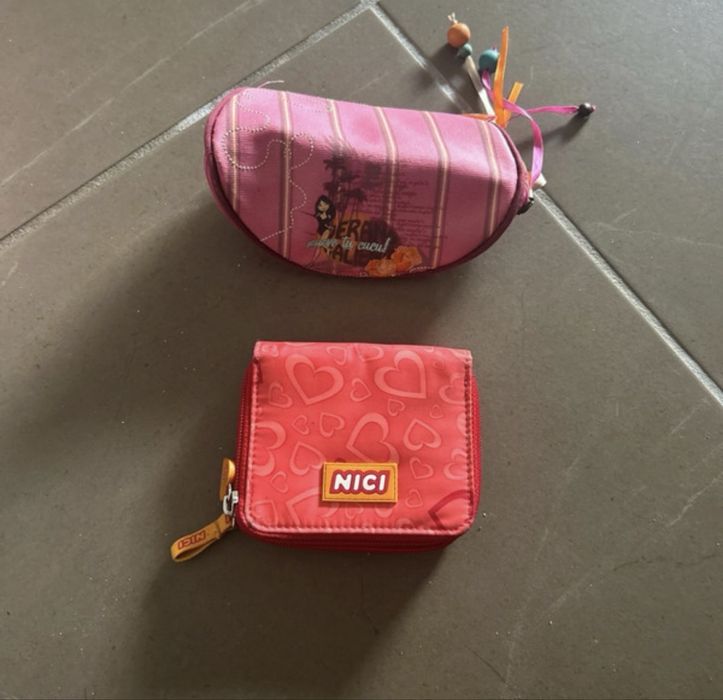 uma carteira da Nici e porta oculos
